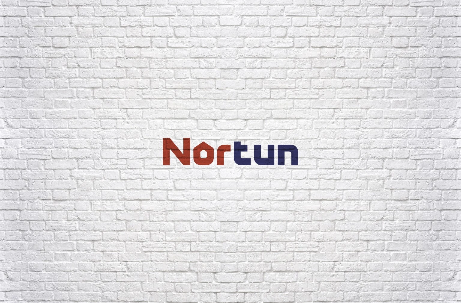 Фирменный логотип Nortun на фактуре белого кирпича